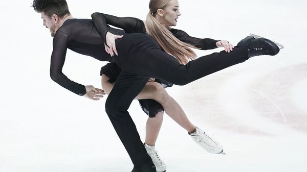 Александра Степанова и Иван Букин (Россия) выступают с произвольной программой в танцах на льду на чемпионате Европы по фигурному катанию.
