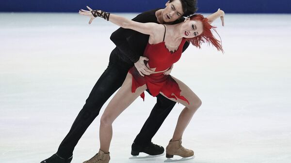Тиффани Загорски и Джонатан Гурейро (Россия) выступают с произвольной программой в танцах на льду на чемпионате Европы по фигурному катанию.