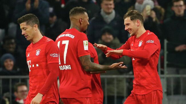 Soccer Football - Bundesliga - Bayern Munich v Schalke 04 - Allianz Arena, Munich, Germany - January 25, 2020  Bayern Munich's Leon Goretzka celebrates scoring their third goal with teammates               REUTERS/Michael Dalder  DFL regulations prohibit any use of photographs as image sequences and/or quasi-video