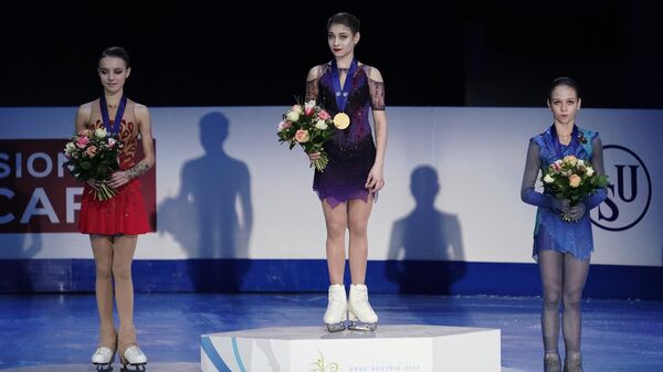 Призеры чемпионата Европы по фигурному катанию в женском одиночном катании на церемонии награждения (слева направо): Анна Щербакова (Россия) - серебряная медаль, Алена Косторная (Россия) - золотая медаль,Александра Трусова (Россия) - бронзовая медаль. Призеры чемпионата Европы по фигурному катанию в женском одиночном катании на церемонии награждения (слева направо): Анна Щербакова (Россия) - серебряная медаль, Алена Косторная (Россия) - золотая медаль,Александра Трусова (Россия) - бронзовая медаль.