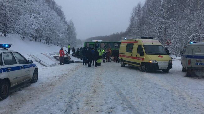 Автомобили спасательных служб на месте ДТП в Пермском крае