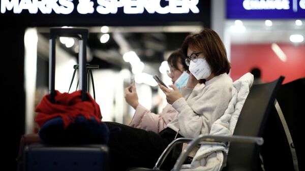 Туристы в защитных масках в аэропорту