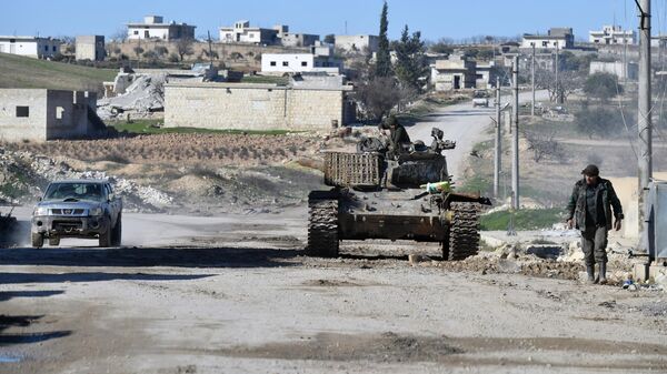 Военные Сирийской арабской армии в освобожденном от боевиков населенном пункте ад-Дейр аш-Шаркий в Сирии