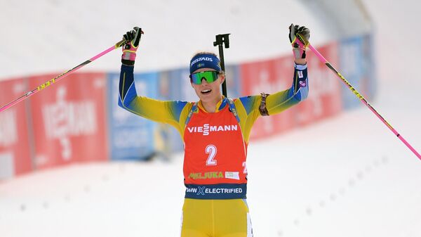 Ханна Эберг (Швеция) на финише масс-старта среди женщин на VI этапе Кубка мира по биатлону сезона 2019/20 в словенской Поклюке.