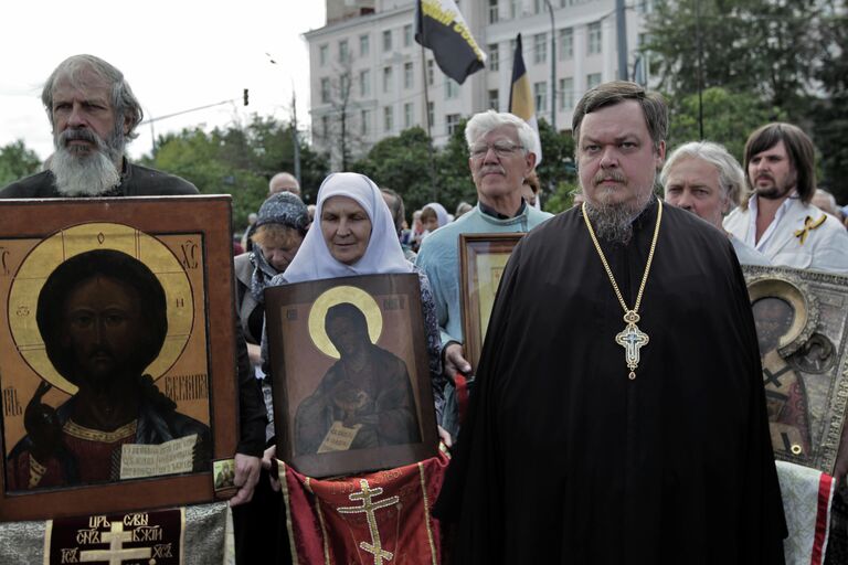 Председатель Синодального отдела по взаимоотношениям Церкви и общества протоиерей Всеволод Чаплин на митинге в защиту Русской православной церкви на Суворовской площади