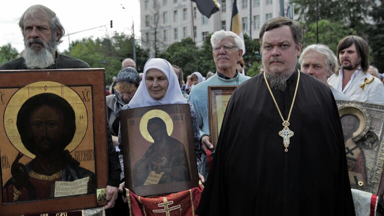 Председатель Синодального отдела по взаимоотношениям Церкви и общества протоиерей Всеволод Чаплин на митинге в защиту Русской православной церкви на Суворовской площади