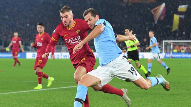 Soccer Football - Serie A - AS Roma v Lazio - Stadio Olimpico, Rome, Italy - January 26, 2020  Lazio's Senad Lulic in action with AS Roma's Davide Santon    REUTERS/Jennifer Lorenzini