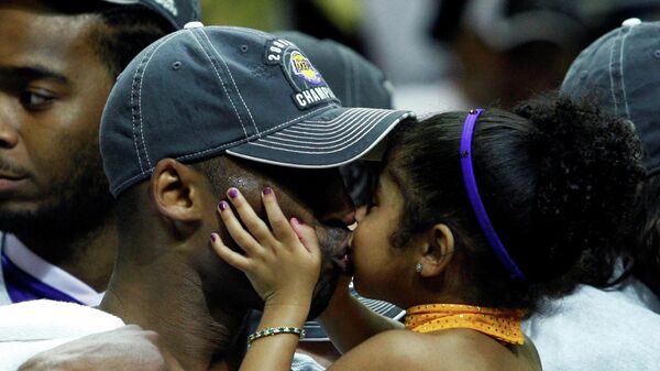 Пятикратный чемпиона мира НБА Кобе Брайант и его дочь Джанна Мария