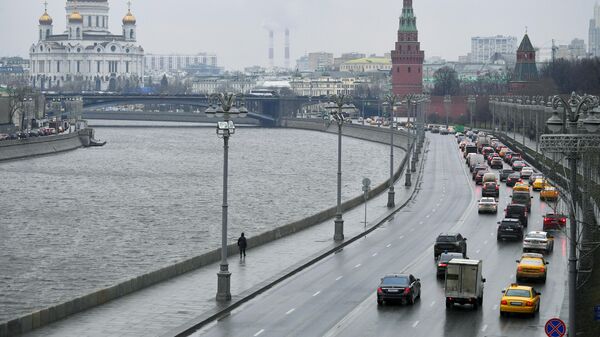 чем в москве посыпают дороги. . чем в москве посыпают дороги фото. чем в москве посыпают дороги-. картинка чем в москве посыпают дороги. картинка . Наиболее опасная ситуация зимой – это не снегопады, а обледенение. Именно при переходах через ноль градусов происходит наибольшее количество травм пешеходов и наиболее сложные аварии на дороге, так как на поверхности образуется тонкая корка льда, порой не видимая глазу. Удалить такую наледь можно только и исключительно с помощью противогололедных материалов. Ее невозможно убрать механическим способом. В связи с изменением климата в Москве растет количество переходов через ноль градусов в зимний период. За последние 10 лет число переходов от "плюсовой" к "минусовой" температуре увеличилось в 3 раза. Если зимой 2009-10 было зафиксировано всего 25 таких случаев, то прошлой зимой – 76.