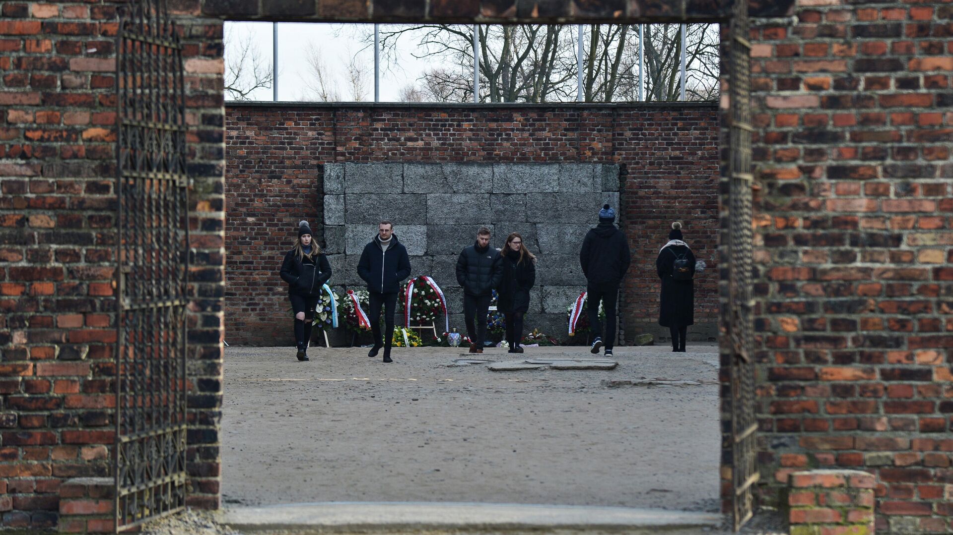 Посетители в музее на территории бывшего концентрационного лагеря Аушвиц-Биркенау в польском Освенциме - РИА Новости, 1920, 20.06.2022