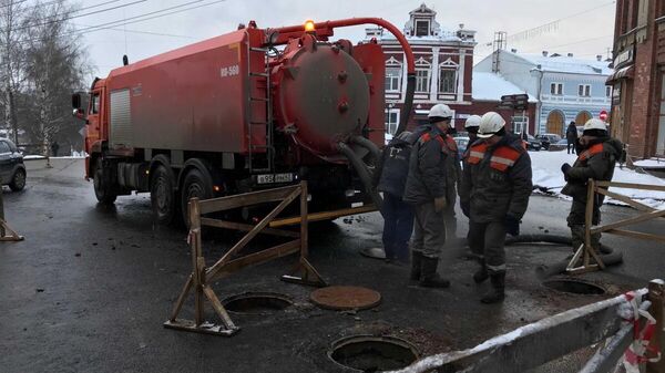 Ремонтные работы по устранению дефекта на теплотрассе на Казанской улице в Кирове