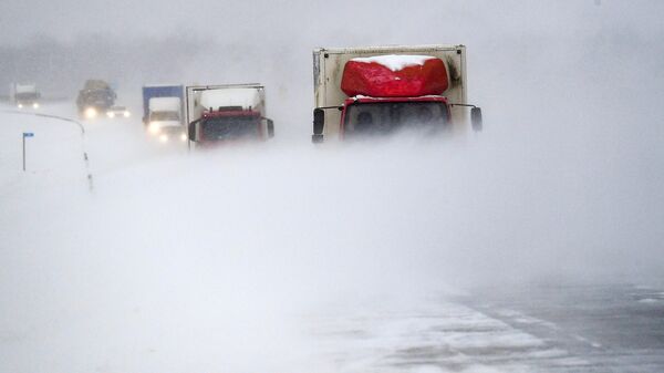 Автомобили едут в метель по трассе вблизи Новосибирска