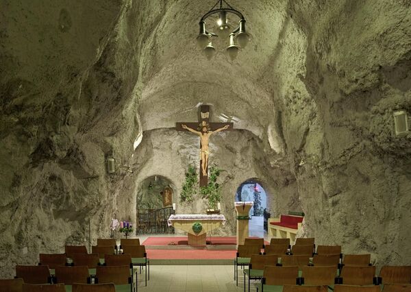 Главный алтарь церкви в пещере холма Геллерт, Будапешт
