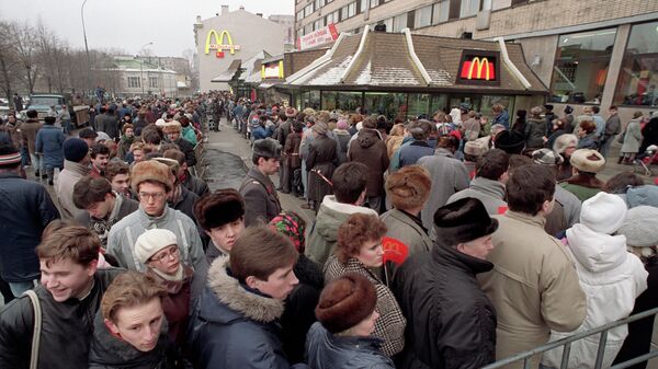 Очередь у ресторана Макдональдс на Пушкинской площади в Москве в день открытия