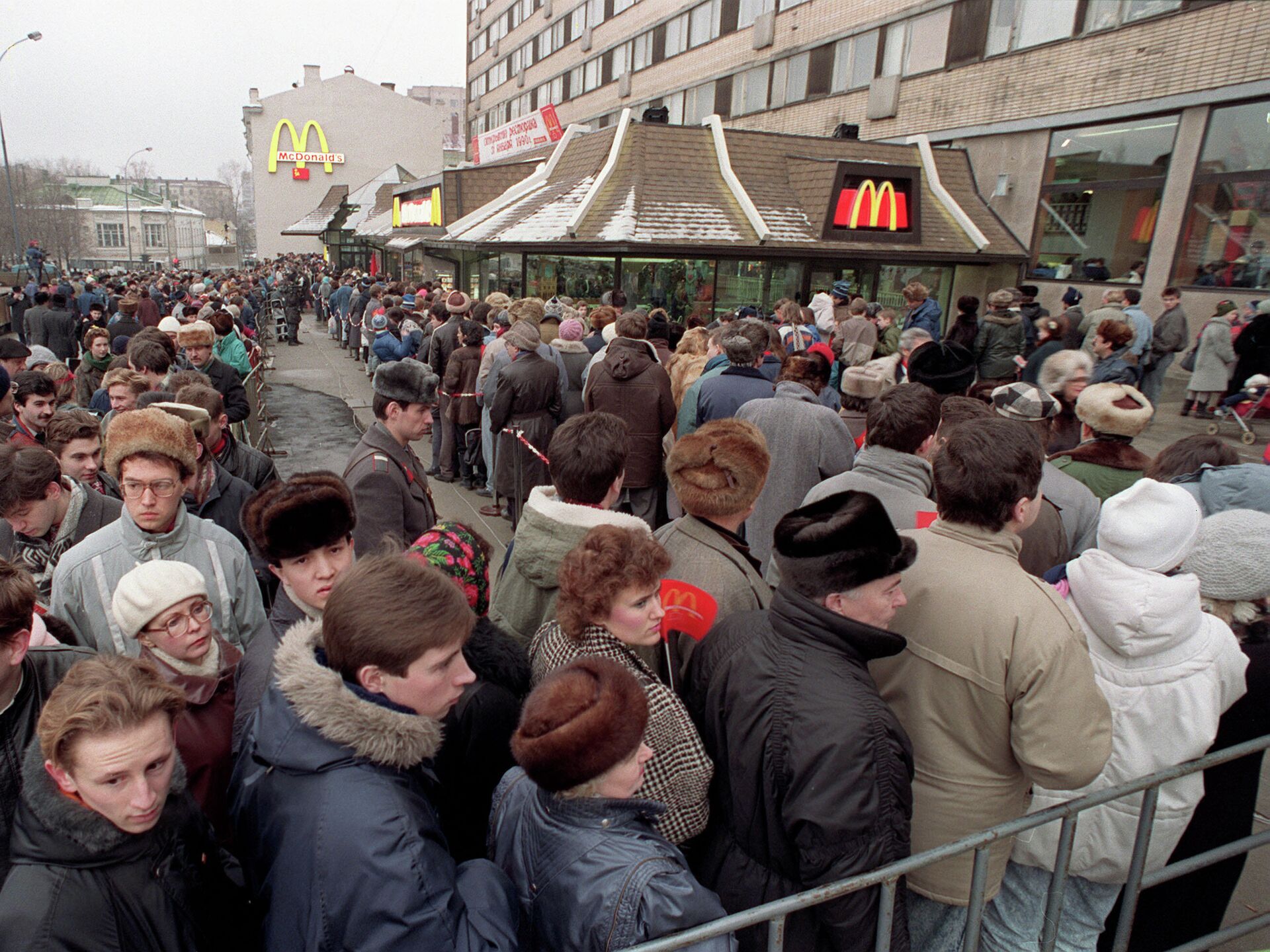 Прощание с фастфудом: как работали рестораны McDonald’s в России - фото 1990 - 2022