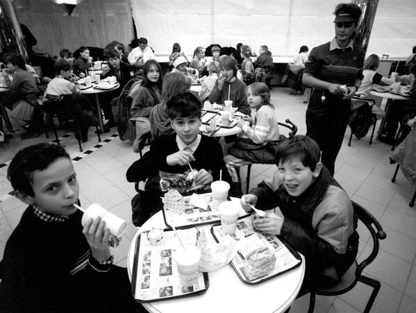 Воспитанники московских детских домов стали первыми посетителями ресторана Макдоналдс на Пушкинской площади в Москве