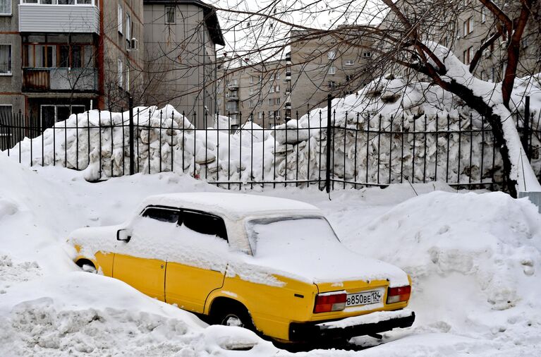 Сугробы в одном из дворов Новосибирска