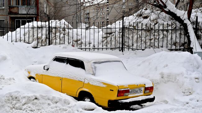 Сугробы в одном из дворов Новосибирска. 27 января 2020