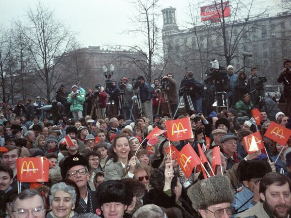 Во время торжественного открытия ресторана. Советско-канадский ресторан Макдональдс Во время торжественного открытия ресторана. Советско-канадский ресторан Макдональдс
