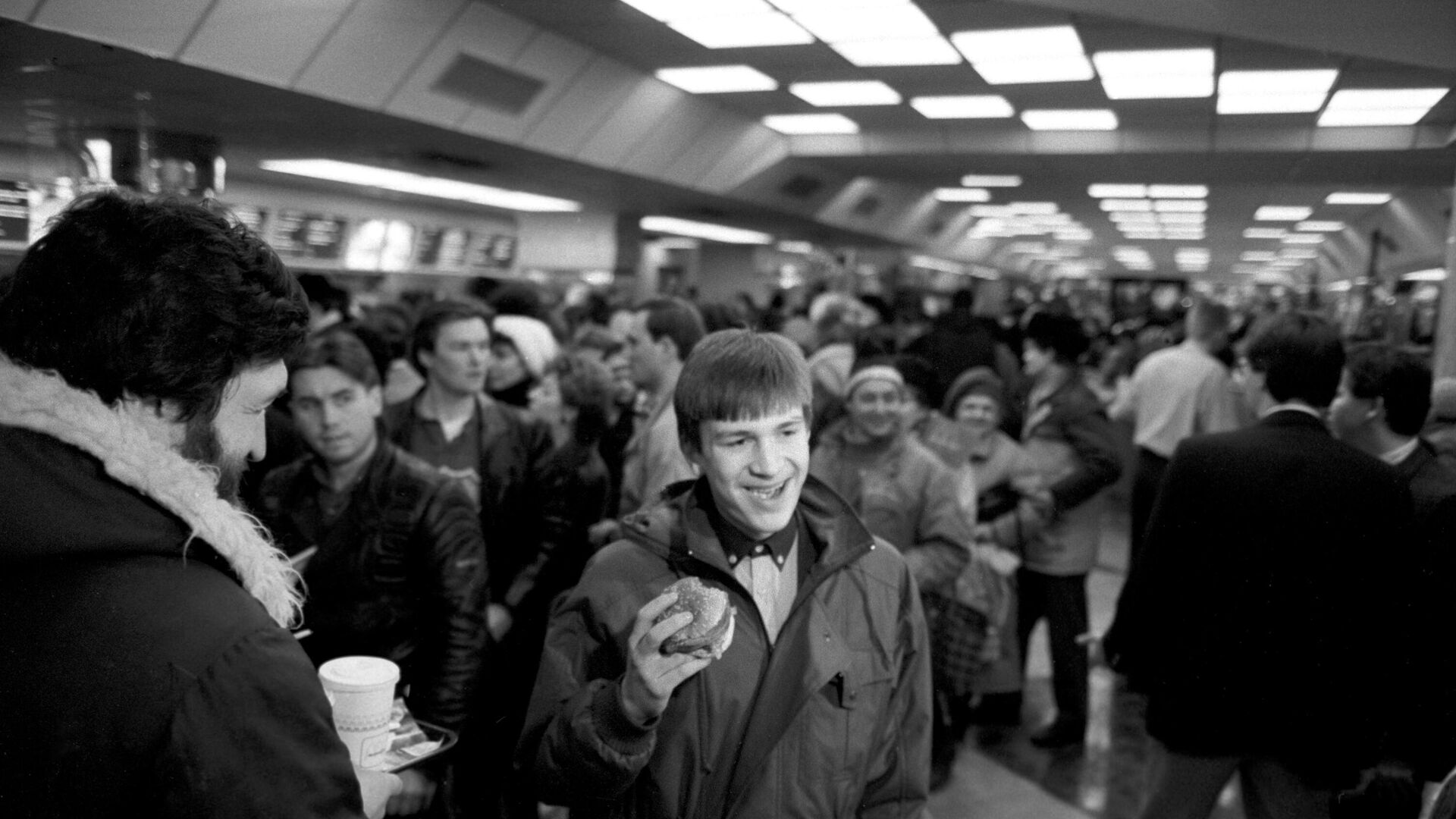 Первые посетители советско-канадского ресторана Макдоналдс в Москве. В руке у посетителя Биг-Мак - РИА Новости, 1920, 31.01.2022