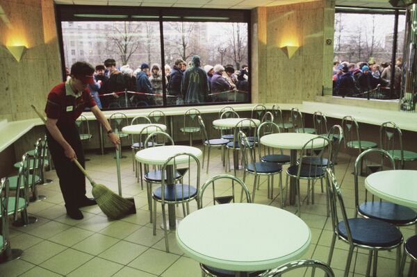 Очередь у входа в ресторан Макдоналдс на Пушкинской площади в Москве в день его открытия, 31 января 1990 года