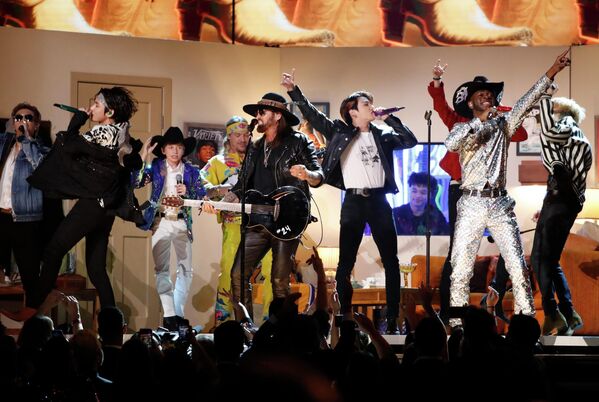 Lil' Nas X, Billy Rae Cyrus и BTS во время выступления на церемонии вручения премии Грэмми в Лос-Анджелесе