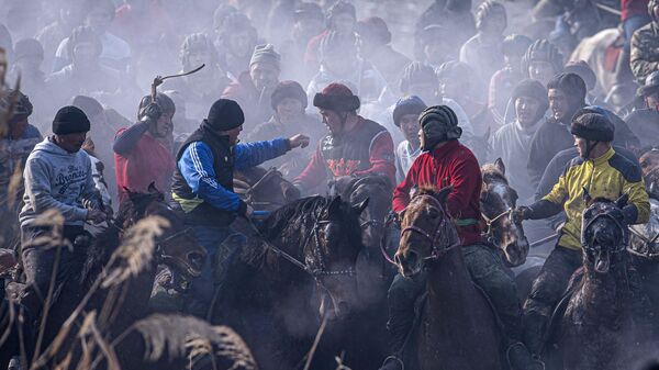 Всадники во время национального состязания Аламан улаке в Кара-Сууйском районе Киргизии