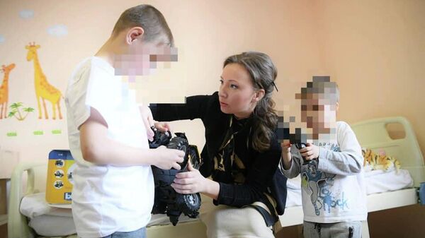 Детский омбудсмен Анна Кузнецова навестила в больнице детей, которых отец оставил в аэропорту Шереметьево