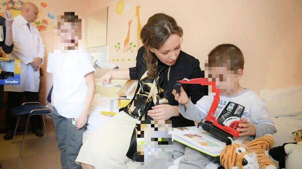 Детский омбудсмен Анна Кузнецова навестила в больнице детей, которых отец оставил в аэропорту Шереметьево
