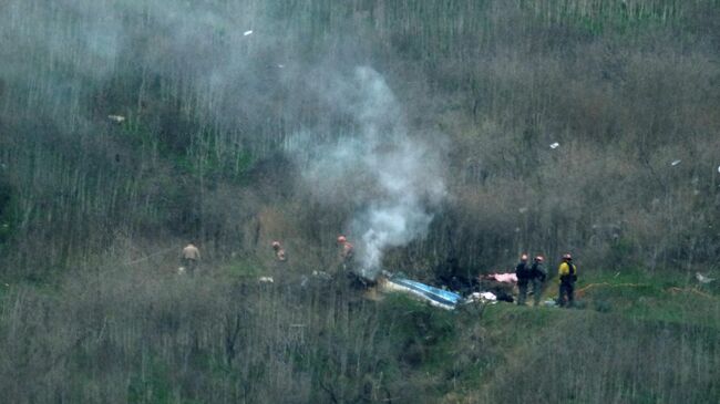 Law enforcement officers investigate the scene of a helicopter crash that killed retired basketball star Kobe Bryant in Calabasas, California, U.S., January 26, 2020.  REUTERS/Ringo Chiu