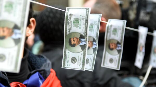 Участники акции протеста оппозиции повесили денежные купюры с изображением председателя и основателя правящей в Грузии партии Грузинская мечта Бидзина Иванишвили перед зданием парламента в Тбилиси