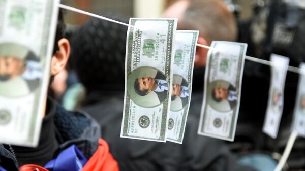 Участники акции протеста оппозиции повесили денежные купюры с изображением председателя и основателя правящей в Грузии партии Грузинская мечта Бидзина Иванишвили перед зданием парламента в Тбилиси