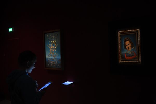 Посетитель на открытии выставки Сальвадор Дали. Магическое искусство в Центральном выставочном зале Манеж в Москве