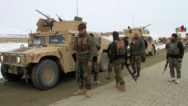 Силы афганской национальной армии направляются к месту крушения самолета в провинции Газни