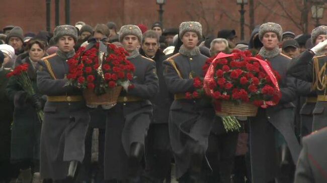 Блокада Ленинграда. Москвичи несут цветы к Могиле Неизвестного солдата