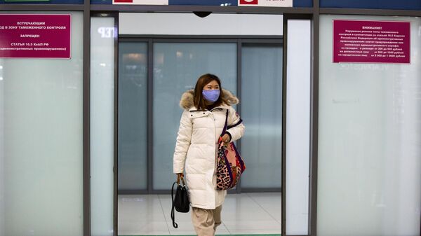 Пассажир в защитной маске в международном аэропорту Владивостока. В конце декабря китайские власти сообщили о вспышке пневмонии неизвестного происхождения в городе Ухань. Предварительно установлено, что возбудителем заболевания стал новый тип коронавируса — 2019-nCoV.
