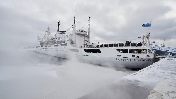 Океанографическое исследовательское судно Адмирал Владимирский ВМФ РФ у побережья Антарктиды