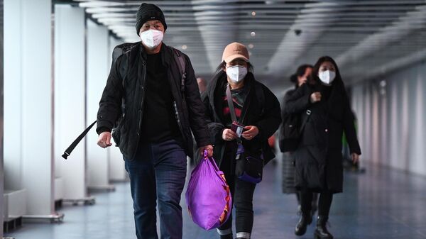 Пассажиры, прибывшие из Китая, в аэропорту