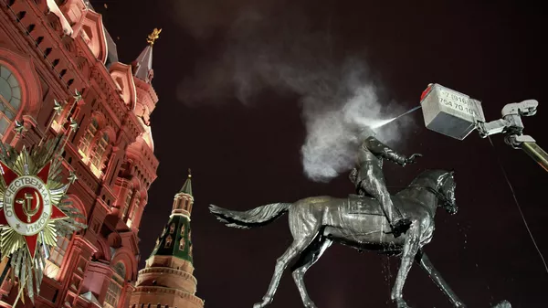 Памятник Г.К.Жукову помыли в Москве