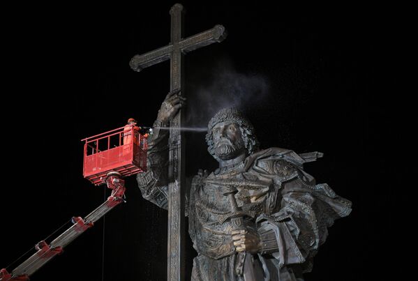 Мойка памятника князю Владимиру на Боровицкой площади