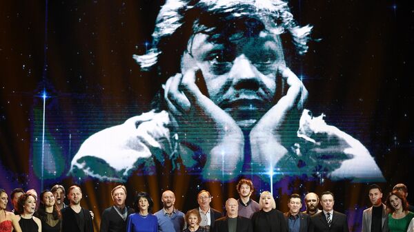 Артисты выступают на сцене на вечере памяти актера Николая Караченцова в театре Ленком
