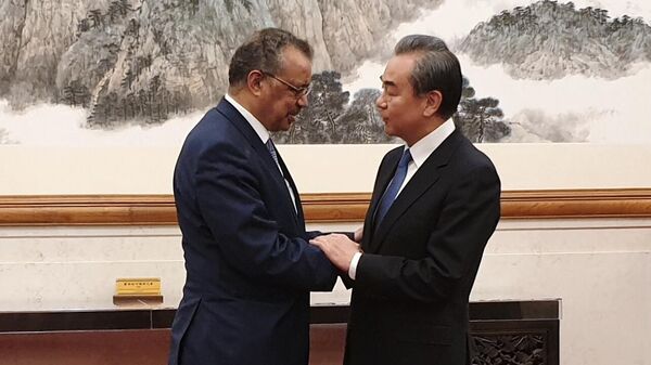 Министр иностранных дел КНР Ван И и генеральный директор Всемирной организации здравоохранения Тедрос Адан Гебрейесус во время встречи в Пекине