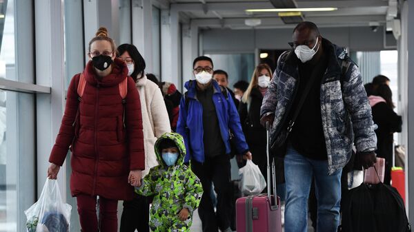 Пассажиры рейса авиакомпании S7, прибывшего из Пекина, в аэропорту Толмачево