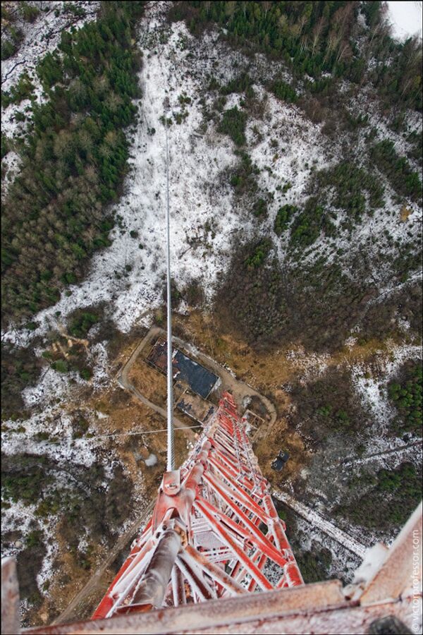 Недействующая телевышка высотой 350 метров