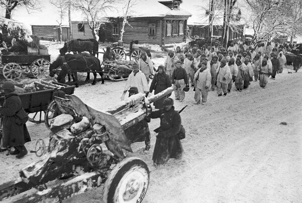 Советские войска идут по улице освобожденной деревни