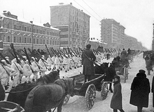 Отправка бойцов Красной Армии на фронт после парада. Архив