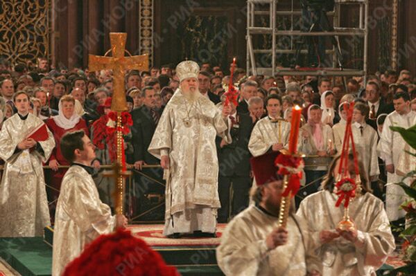 Патриарх Московский и всея Руси Алексий II во время праздничного Пасхального богослужения в Храме Христа Спасителя в Москве