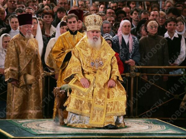 Патриарх Московский и Всея Руси Алексий II во время Рождественского богослужения в Храме Христа Спасителя