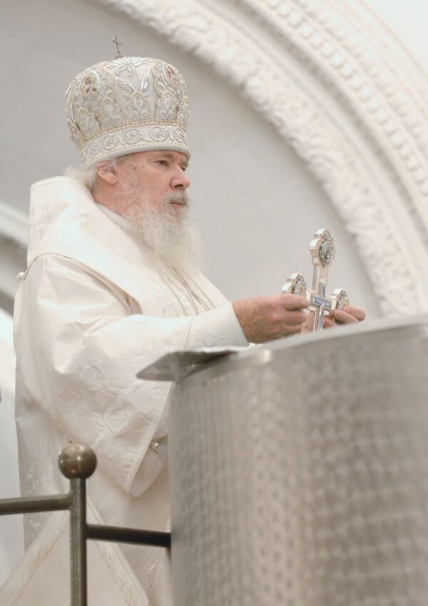 Патриарх Московский и всея Руси Алексий II совершает Божественную литургию и Великое освящение воды