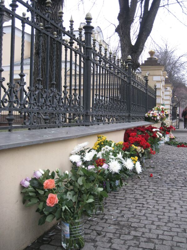 Верующие несут цветы к рабочей резиденции Патриарха в Москве
